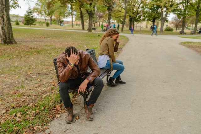manželská hádka v parku na lavičce
